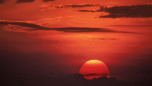 Matahari Kemerahan: Keindahan Terang yang Menghiasi Langit dengan Warna Hangat dan Menandakan Perubahan dalam Siklus Alam